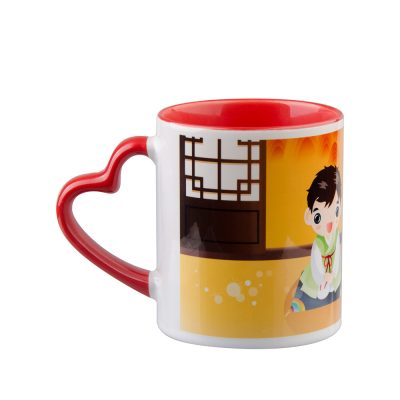 Tasse de couleur intérieure/poignée de 11 oz avec poignée en forme de cœur-rouge