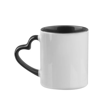 Tasse de couleur intérieure/poignée de 11 oz avec poignée en forme de cœur-noir