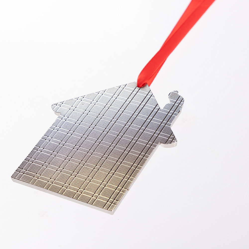 Ornement en métal maison en pain d'épice rouge de 3 po