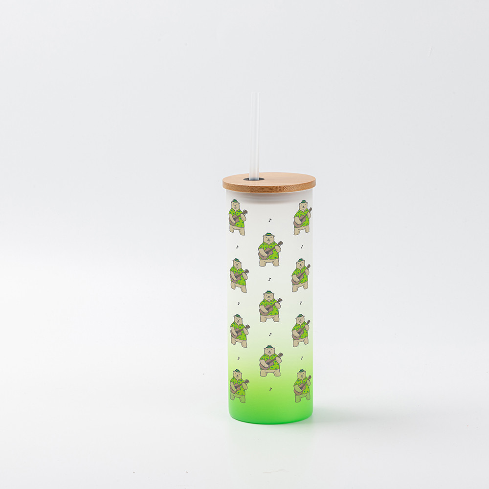 Gobelet fin en verre de 17 oz/500 ml avec couvercle en paille et en bambou (givré, vert dégradé)