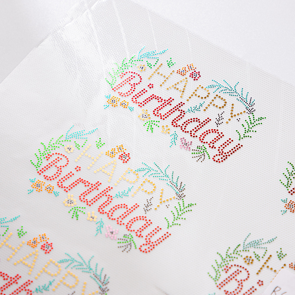 Feuille de transfert en faux strass (Joyeux anniversaire, 9,5 x 6 cm) 5 feuilles/paquet